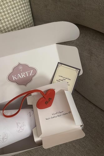 بوكس KARTZ ورد صناعي أحمر مع ميدالية جلد وستيكرات