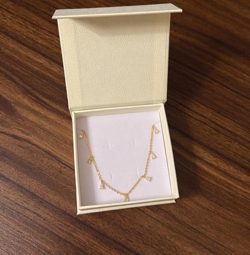 بوكس KARTZ ورد صناعي أبيض مع عقد فضه عيار 925