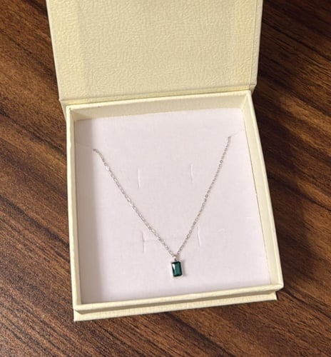 كيس KARTZ ورد صناعي أحمر مع شال احمر ساده وعقد فضه...