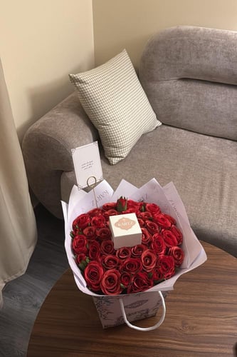 كيس KARTZ ورد صناعي أحمر مع خاتم فضه عيار 925