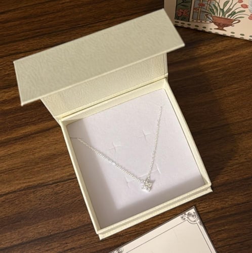 كيس KARTZ ورد صناعي هيدرنجا لون أزرق مع عقد فضه عي...