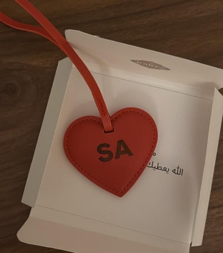 نحت على ميدالية مع كيس نسائي وستيكرات وعباره اهداء