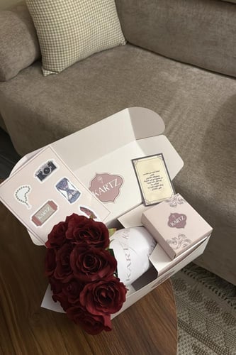 بوكس KARTZ ورد صناعي أحمر مع مسبحه