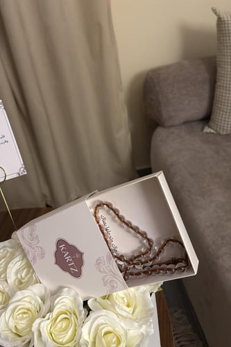 كيس KARTZ ورد صناعي أبيض مع مسبحه رجاليه