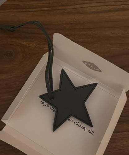 نحت على ميدالية مع كيس نسائي وستيكرات وعباره اهداء