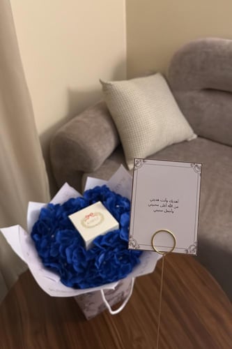 كيس KARTZ ورد صناعي هيدرنجا لون أزرق مع عقد فضه عي...