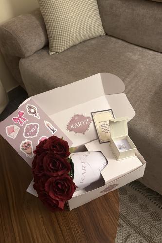 بوكس KARTZ ورد صناعي أحمر مع خاتم نسائي فضه عيار 9...