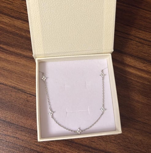 كيس KARTZ ورد صناعي هيدرنجا لون أزرق مع عقد فضه عي...