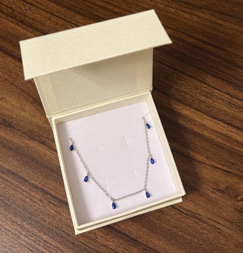 كيس KARTZ ورد صناعي هيدرنجا لون أزرق مع عقد فضه عي...