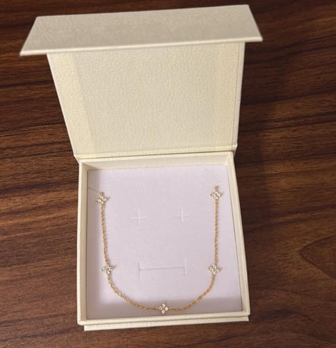 كيس KARTZ ورد صناعي هيدرنجا لون أزرق مع عقد فضه عي...