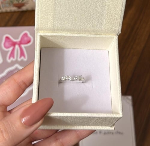 كيس KARTZ ورد صناعي اكثر من نوع لون سكري مع خاتم ف...