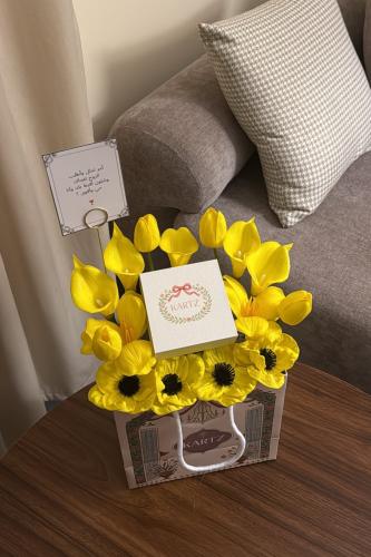 تنسيق KARTZ كيس ورد صناعي لون أصفر مع عقد فضه عيار...