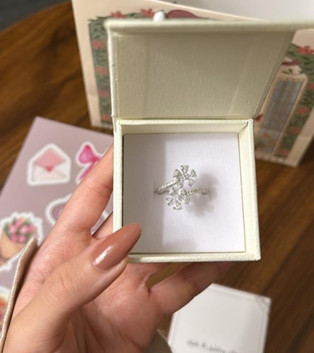 كيس KARTZ ورد صناعي أحمر مع خاتم فضه عيار 925