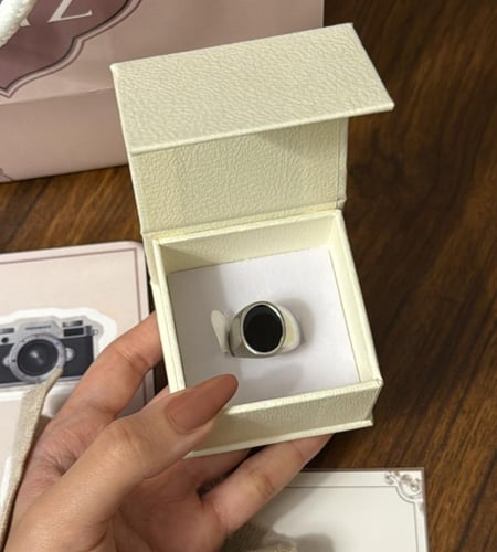 بوكس KARAZ ورد صناعي أبيض مع خاتم رجالي