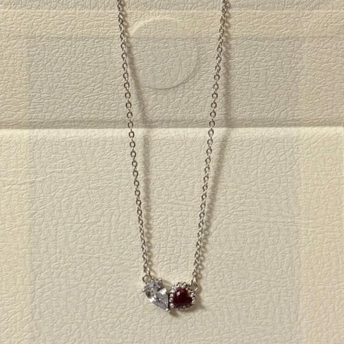 كيس KARTZ ورد صناعي أحمر مع شال احمر ساده وعقد فضه...