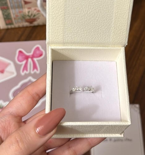 تنسيق KARTZ كيس ورد صناعي ألوان البيج مع خاتم فضه...