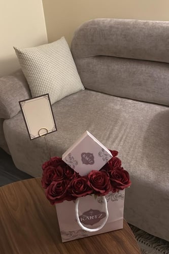 كيس KARTZ ورد صناعي أحمر مع مسبحه رجاليه