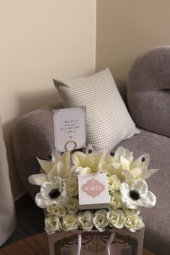 تنسيق KARTZ كيس ورد صناعي ألوان البيج مع خاتم فضه...