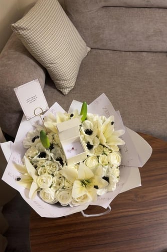 كيس KARTZ ورد صناعي اكثر من نوع لون سكري مع خاتم ف...