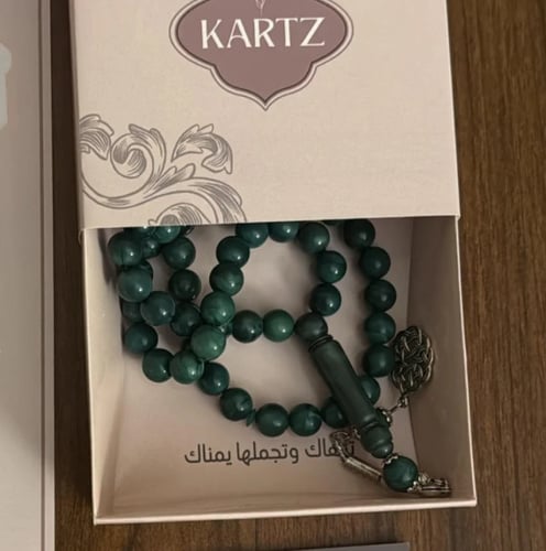 كيس KARTZ ورد صناعي أبيض مع مسبحه رجاليه