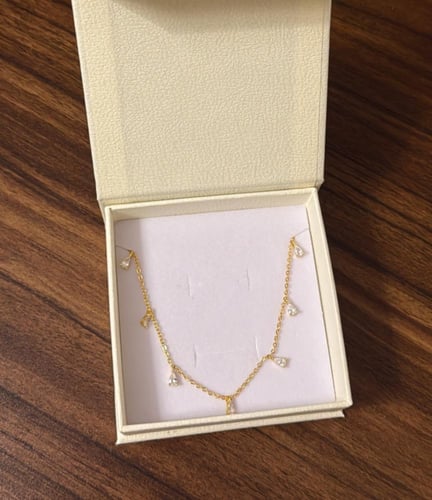 كيس KARTZ ورد صناعي أحمر مع شال احمر ساده وعقد فضه...