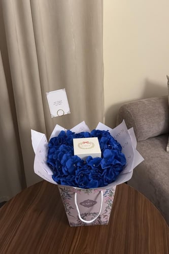 كيس KARTZ ورد صناعي هيدرنجا لون أزرق مع عقد فضه عي...