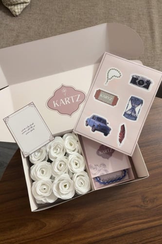 بوكس KARTZ ورد صناعي أبيض مع مسبحه