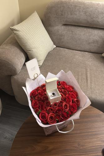 كيس KARTZ ورد صناعي أحمر مع خاتم رجالي ستانسل ستيل