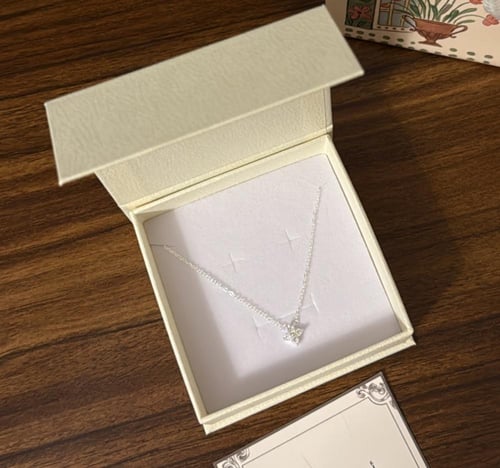 تنسيق KARTZ كيس ورد صناعي لون أصفر مع عقد فضه عيار...