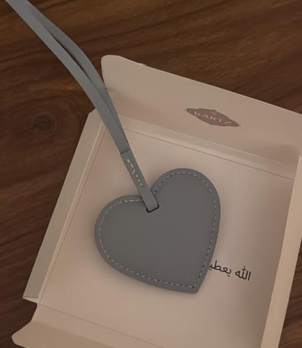 نحت على ميدالية مع كيس نسائي وستيكرات وعباره اهداء