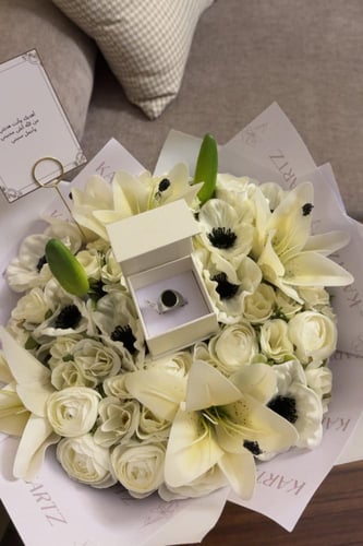 كيس KARTZ ورد صناعي منوع لون سكري مع خاتم رجالي ست...