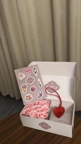 بوكس KARTZ ورد صناعي بنك مع ميدالية جلد وستيكرات