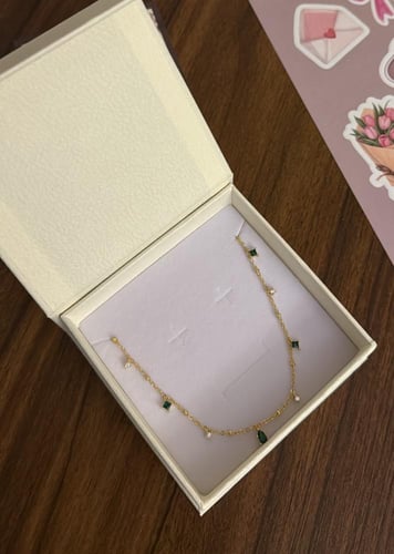 بوكس KARTZ ورد صناعي أحمر مع عقد فضه عيار 925