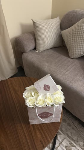 كيس KARTZ ورد صناعي أبيض مع مسبحه رجاليه
