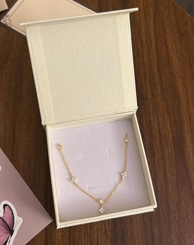 كيس KARTZ ورد صناعي هيدرنجا لون أزرق مع عقد فضه عي...