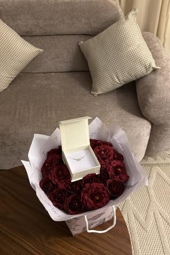 كيس KARTZ ورد صناعي أحمر مع أسوارة فضه عيار 925 مط...