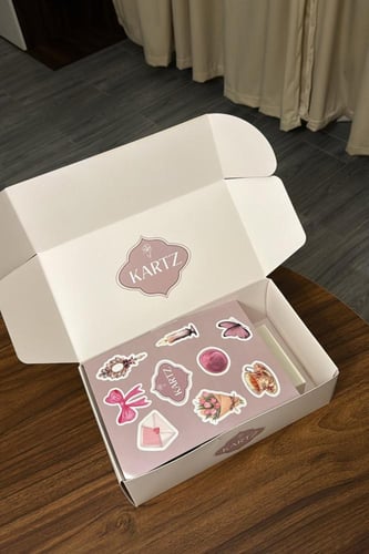 بوكس KARTZ ورد صناعي أبيض مع عقد فضه عيار 925