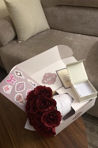 بوكس KARTZ ورد صناعي أحمر مع عقد فضه عيار 925