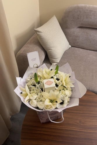 كيس KARTZ ورد صناعي منوع لون سكري مع خاتم رجالي ست...