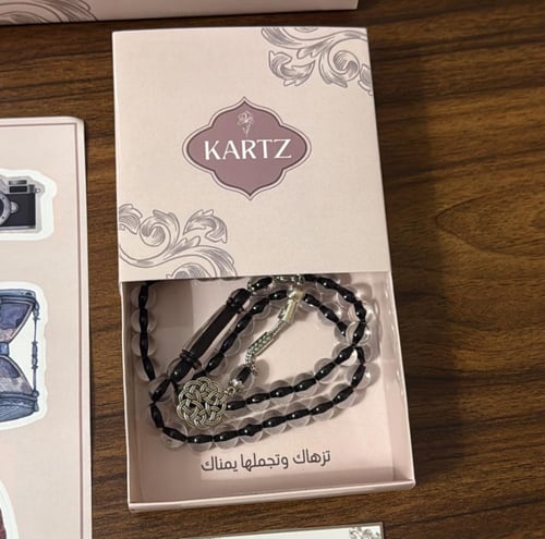 كيس KARTZ ورد صناعي أحمر مع مسبحه رجاليه