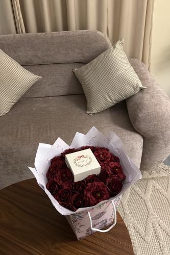 كيس KARTZ ورد صناعي أحمر مع سلسال فضه عيار 925 مطل...