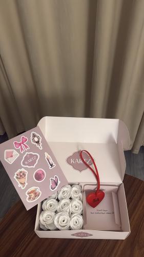 بوكس KARTZ ورد صناعي أبيض مع ميدالية جلد وستيكرات