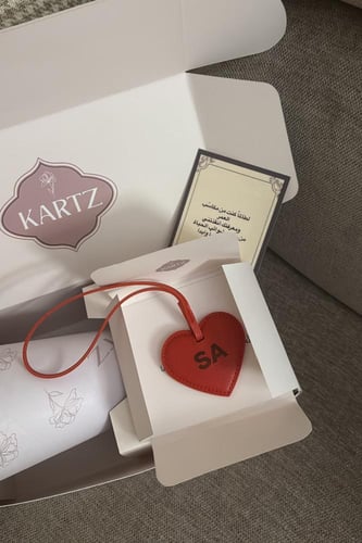 بوكس KARTZ ورد صناعي أحمر مع ميدالية جلد وستيكرات