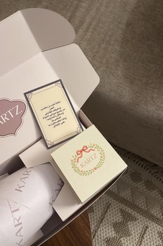بوكس KARTZ ورد صناعي أحمر مع عقد فضه عيار 925