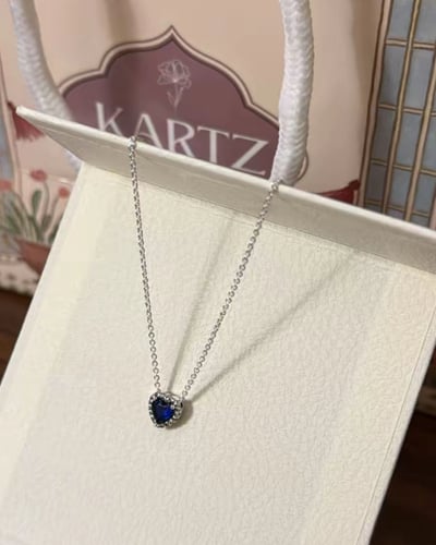 بوكس KARTZ ورد صناعي أحمر مع عقد فضه عيار 925