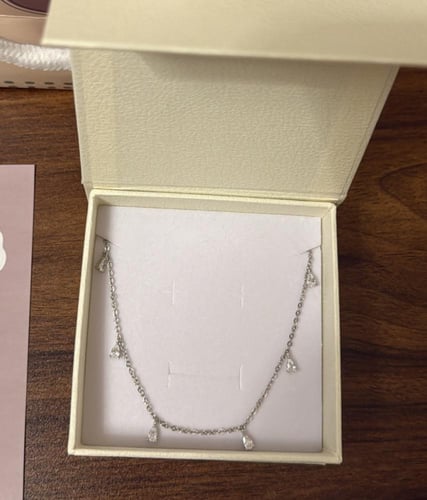 كيس KARTZ ورد صناعي أحمر مع شال احمر ساده وعقد فضه...