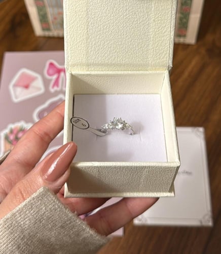 كيس KARTZ ورد صناعي اكثر من نوع لون سكري مع خاتم ف...