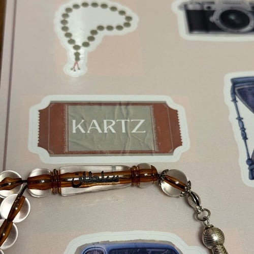 كيس KARTZ ورد صناعي أحمر مع مسبحه رجاليه