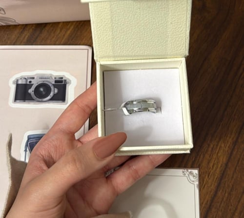 كيس KARTZ ورد صناعي منوع لون سكري مع خاتم رجالي ست...