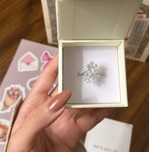 بوكس KARTZ ورد صناعي أحمر مع خاتم نسائي فضه عيار 9...